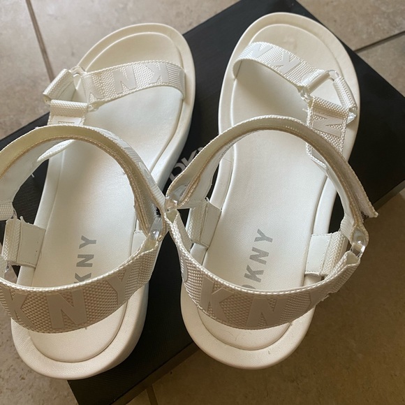 Brand New DKNY - Picture 4 of 8